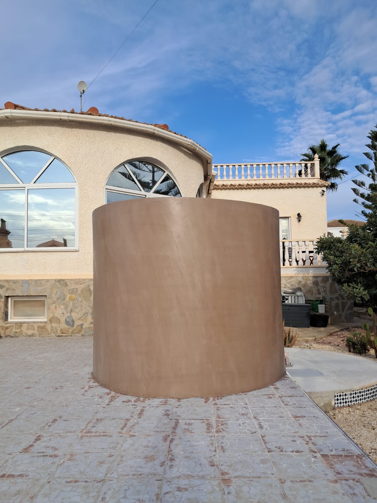 Douche extérieure sur mesure en béton ciré réalisée par ZTR sur la Costa Blanca