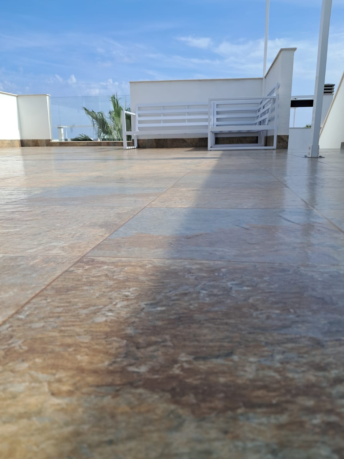 Sol en résine Rénovation d'un carrelage existant avec une résine transparente de protection réalisée par ZTR